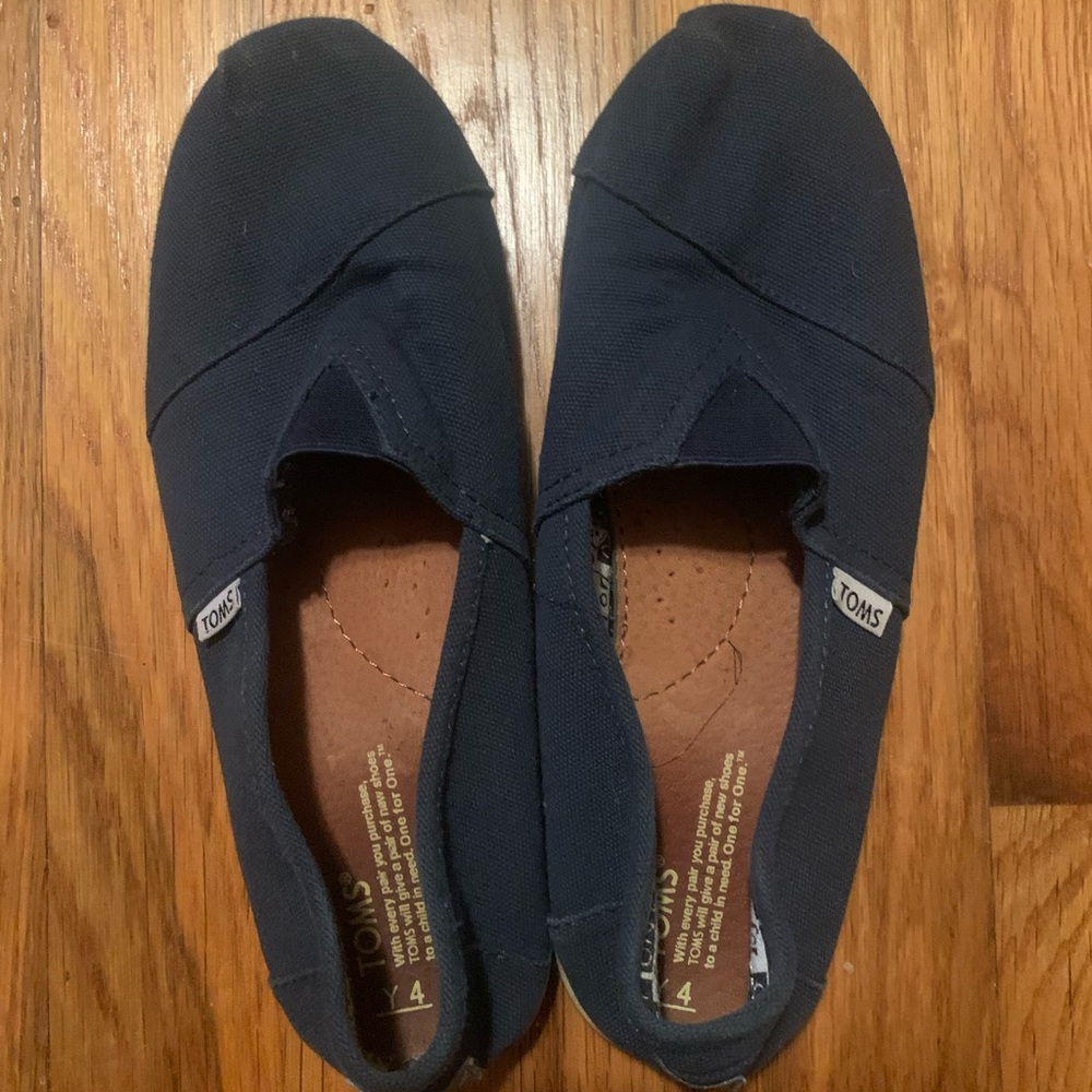 Navy slip-on Toms